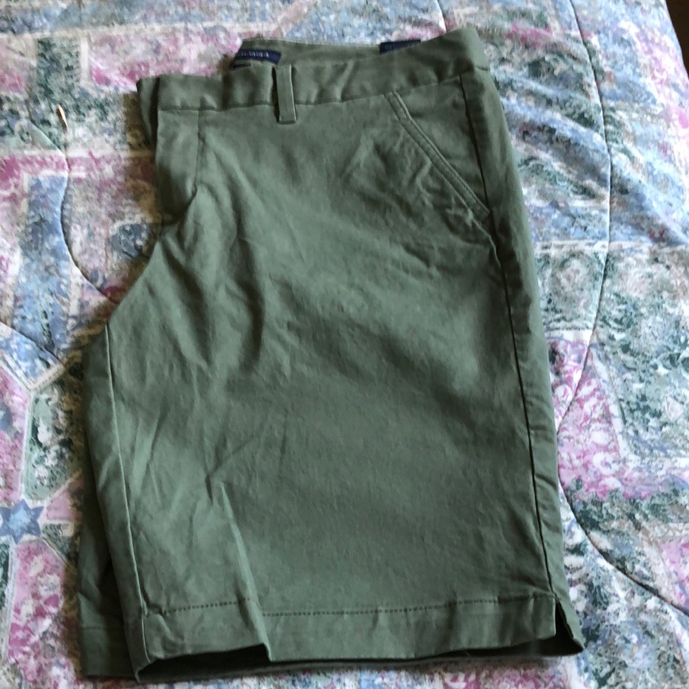 Shorts color sage green